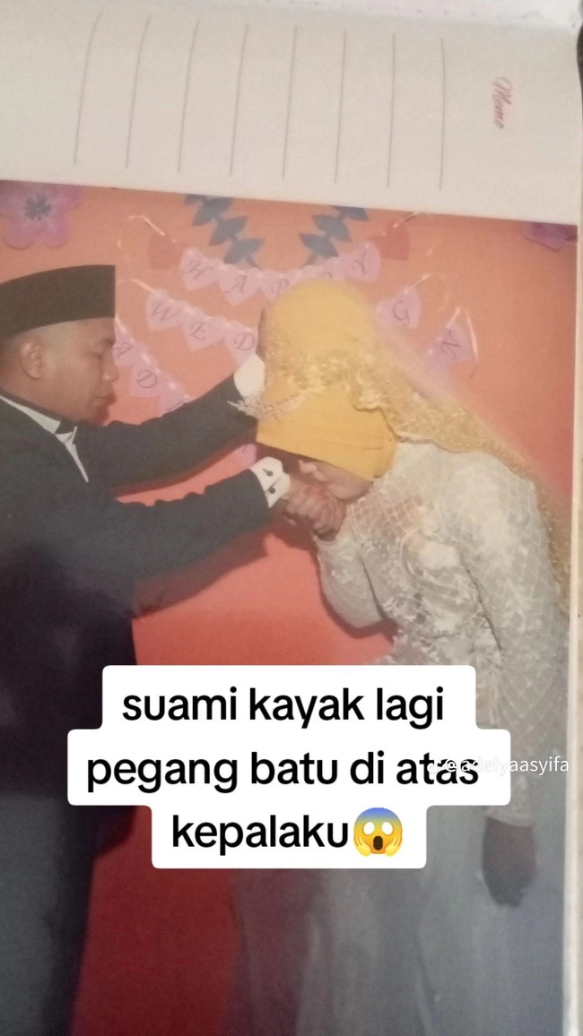 Akun TikTok @adelyaasyifa membagikan foto-foto di album pernikahannya. Dia memperlihatkan sanggul hijabnya yang tinggi. Kalau gak salah pilih MUA aku gak bakal ngerasain. Itu sanggul sudah kayak gunung tinggi banget. Suami kayak lagi pegang batu di atas kepalaku, sautnya. Foto: Dok. TikTok @adelyaasyifa.