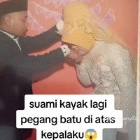 Akun TikTok @adelyaasyifa membagikan foto-foto di album pernikahannya. Dia memperlihatkan sanggul hijabnya yang tinggi. Kalau gak salah pilih MUA aku gak bakal ngerasain. Itu sanggul sudah kayak gunung tinggi banget. Suami kayak lagi pegang batu di atas kepalaku, sautnya. Foto: Dok. TikTok @adelyaasyifa.