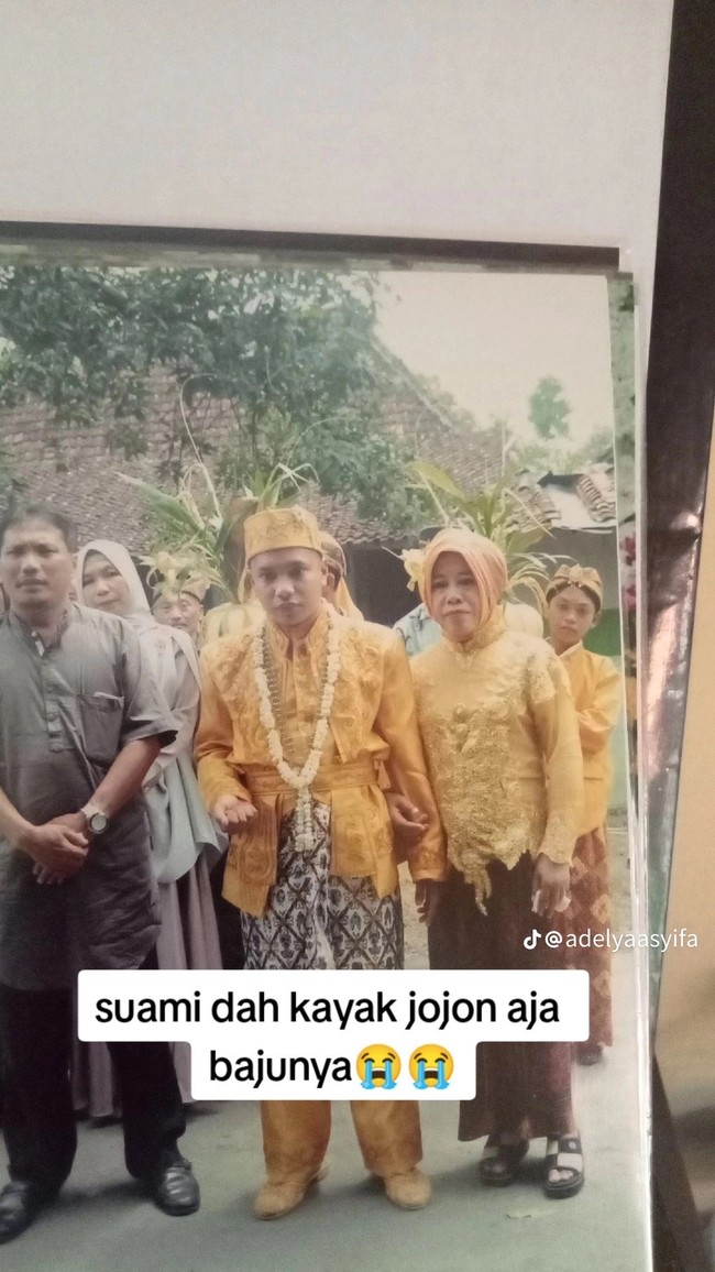 Wolipop sudah menghubungi Iin Kristiana yang mengunggah video di TikTok curhatannya salah memilih makeup artist pernikahan. Iin langsung menceritakan kisah di balik unggahannya. Ceritanya saya salah memilih MUA di saat hari spesial saya, dan itu semua real pilihan dari mertua saya. Saya dulu masih polos dan nggak mikir kalau bakal menyesal karena sudah salah pilih MUA. Karena dulu HP masih jadul dan nggak ngerti MUA yang bagus-bagus. Pokok intinya pasrah aja sama mertua karena aku mikirnya semua MUA pasti bagus-bagus hasilnya tapi ternyata aku salah, ungkap Iin kepada Wolipop. Foto: Dok. TikTok @adelyaasyifa.