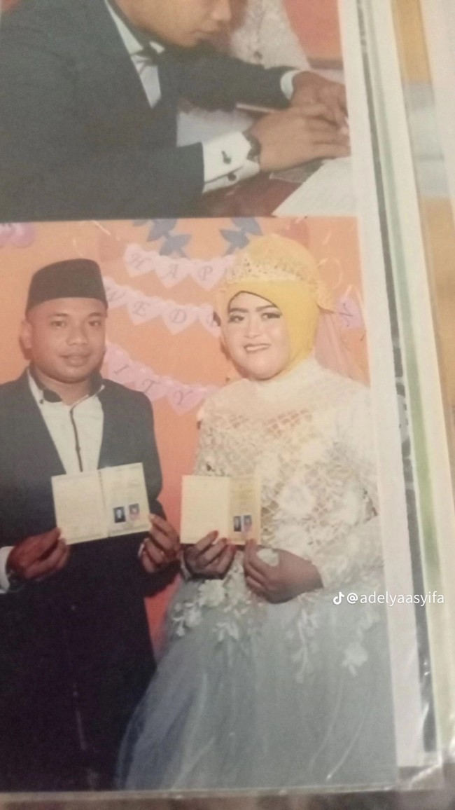 Selain styling hijab yang menurutnya gagal, akun TikTok @adelyaasyifa menuturkan bentuk alisnya tidak sama. Ketika mengenakan busana ketiga, hijabnya juga ditata tinggi dan tidak sesuai dengan harapannya.  Foto: Dok. TikTok @adelyaasyifa.