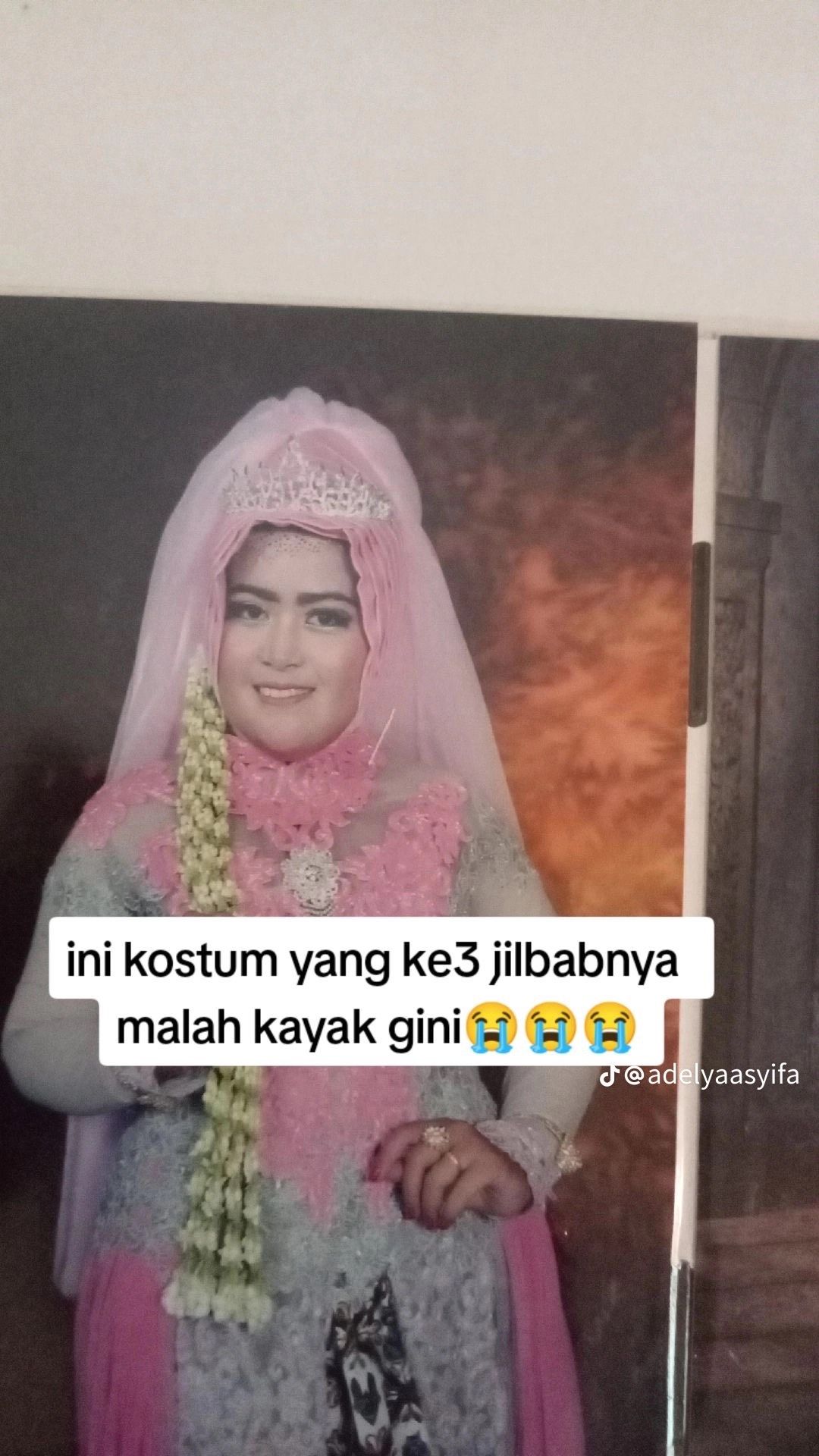 Wanita ini curhat salah pilih MUA, sanggul hijab tinggi dan riasan wajah tidak sesuai ekspetasi mendadak viral di TikTok.