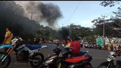 Warga memblokir jalan tepatnya di pertigaan Madaprama. Akibatnya, lalu lintas macet total sekitar 2 jam.