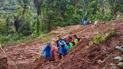 Warga dan tim SAR gabungan mengevakuasi jenazah I Ketut Tunas, korban yang tertimbun longsor di Banjar Dinas Ngis Kaler, Desa Tribuana, Kecamatan Abang, Kabupaten Karangasem, Bali, Jumat (7/7/2023). (Foto: I Wayan Selamat Juniasa/detikBali)