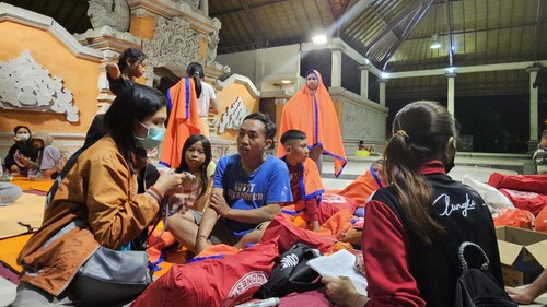 Warga di bantaran Sungai Unda diungsikan ke Balai Budaya Klungkung Ida Dewa Agung Istri Kanya, Klungkung, Bali, Kamis (6/7/2023). (Foto: Putu Krista/detikBali)