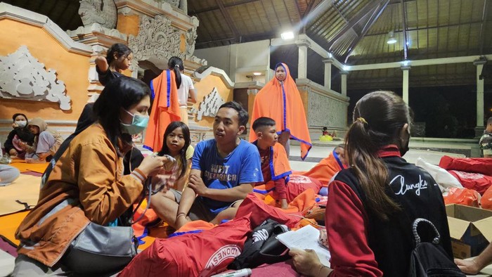 Warga di bantaran Sungai Unda diungsikan ke Balai Budaya Klungkung Ida Dewa Agung Istri Kanya, Klungkung, Bali, Kamis (6/7/2023). (Foto: Putu Krista/detikBali)