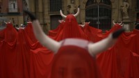 Festival San Fermin dimulai pada 6 Juli dan berlangsung selama sembilan hari. Ribuan orang akan mengambil bagian dalam lari banteng yang terkenal melalui jalan-jalan tua kota.