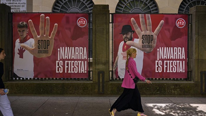 Warga di Spanyol Protes Kekejaman Terhadap Hewan Jelang Festival San Fermin People covered with San Fermin's red color protest against animal cruelty before the start of the San Fermin festival at Plaza del Ayuntamiento square in Pamplona, northern Spain, Wednesday, July 5, 2023. On July 6th, the San Fermin festival will begin and last for nine days where thousands of people will take part in the famous running of the bulls through the old streets of the city. (AP Photo/Alvaro Barrientos)