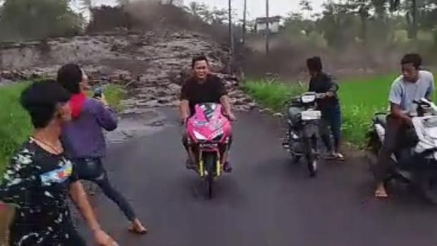 Warga kalang kabut berlarian menyelamatkan diri saat banjir lahar dingin meluap dari sungai.