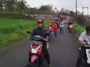 Lahar Dingin Semeru Luber ke Jalan Sebabkan Jembatan Putus, Warga Berlarian