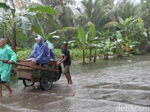 Ojek Gerobak Penolong Warga Pangandaran Kala Banjir Menerjang