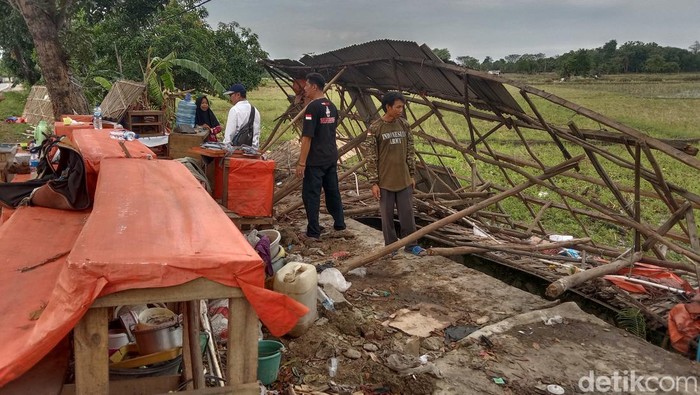 Warung milik Karsih di pinggir jalan Pantura Indramayu tersapu angin puting beliung