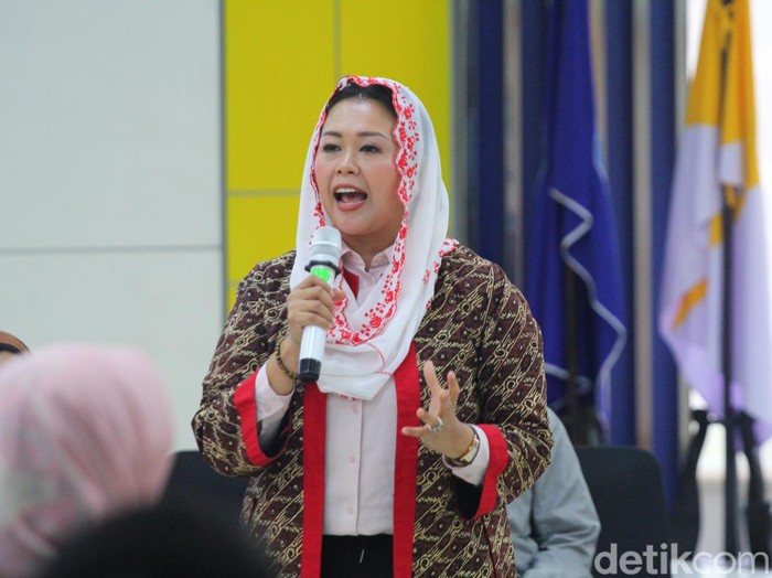 Yenny Wahid saat menjadi pembicara di Fisipol UGM, Sleman, DIY, Jumat (7/7/2023).