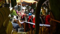 Pemkot Madiun memfasilitasi pernikahan gratis untuk 18 pasangan pengantin dalam rangkaian peringatan HUT ke-105 Kota Madiun.  
