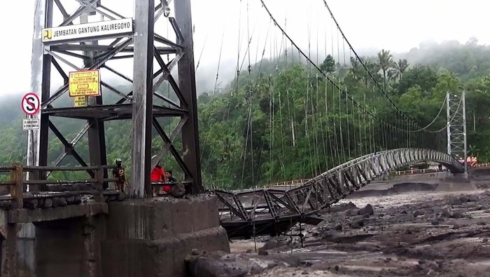 Banjir lahar dingin Gunung Semeru merusak empat jembatan penghubung desa. Selain itu, ratusan warga juga harus mengungsi imbas banjir lahar dingin tersebut.