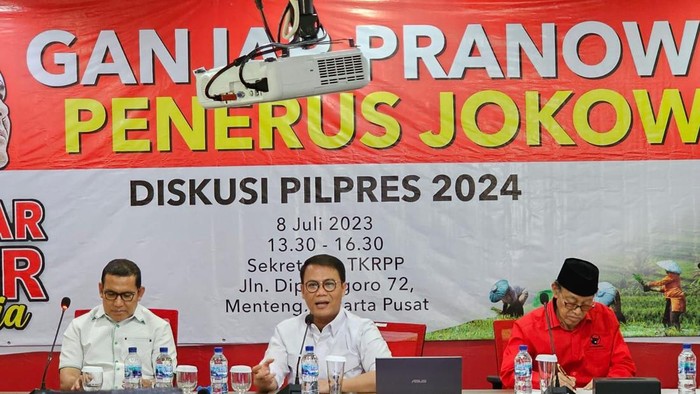 Ahmad Basarah dalam dialog interaktif terbuka yang bertajuk Kenapa Ganjar Pranowo Capres Terbaik Penerus Jokowi? yang digelar di Rumah Aspirasi Relawan Ganjar, Jakarta Pusat, Sabtu (8/7/2023).