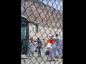 Momen Petugas Haji Indonesia Hadang Bus di Jalanan Demi Evakuasi Jemaah