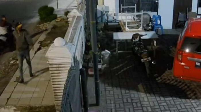 Aksi maling tertangkap CCTV saat hendak membobol rumah Ketua DPRD Binjai. (Foto Istimewa)