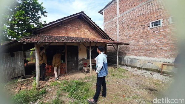 Rumah WU, pengamen yang mengirimi pesan berisi pengancaman bom pada Markas Polres Kudus, Jawa Tengah. Pelaku sudah ditangkap polisi.