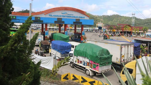 Antrean kendaraan di Pelabuhan Lembar, Lombok Barat, Nusa Tenggara Barat (NTB), pada Sabtu (8/7/2023). (Foto: Ahmad Viqi/detikBali)