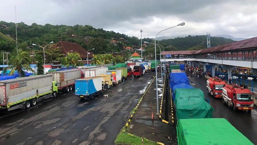 Antrean kendaraan di Pelabuhan Padangbai setelah ditutup selama 24 jam, Sabtu (8/7/2023). (istimewa)
