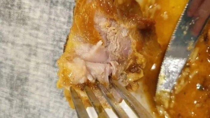 Apes! 5 Pesanan Makanan Ini Masih Mentah dan Tak Bisa Dimakan