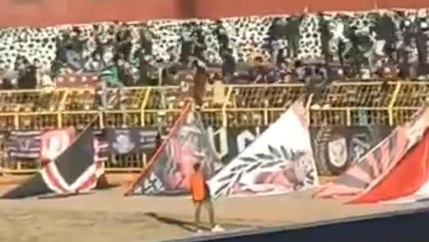 Bentrok antarsuporter PSM di tribun sebelah selatan di Stadion Gelora BJ Habibe, Parepare.