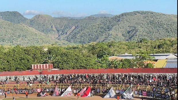 Bentrokan antarsuporter di tribun selatan Stadion Gelora BJ Habibie Parepare saat laga PSM Makassar Vs Dewa United.