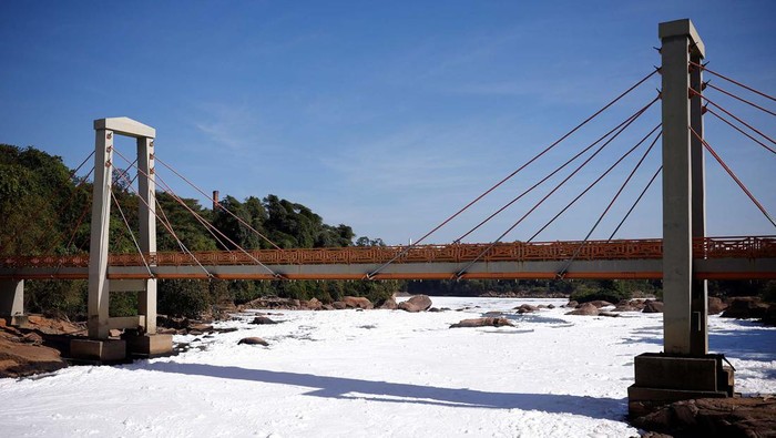 Kondisi Sungai Tiete di kota Salto, Brasil, sungguh memprihatinkan. Sungai itu tercemar hingga seluruh permukaan airnya tertutup busa putih, Jumat (7/7/2023.