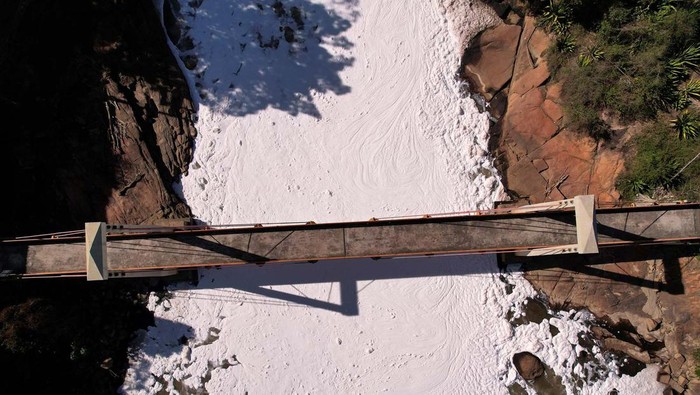 Kondisi Sungai Tiete di kota Salto, Brasil, sungguh memprihatinkan. Sungai itu tercemar hingga seluruh permukaan airnya tertutup busa putih, Jumat (7/7/2023.