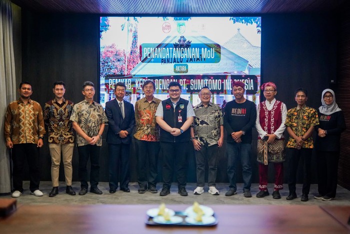 Bupati Kediri Hanindhito Himawan Pramana (Dhito) menandatangani Memorandum of Understanding (MoU) dengan PT Sumitomo Indonesia.