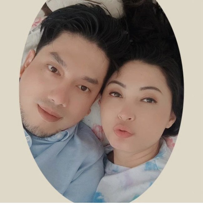 Pada unggahan foto di Instagram miliknya, Della berbagi beberapa momen seperti liburan ataupun selfie bersama suami barunya. Foto: Dok. Instagram