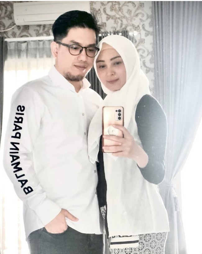 Artis sinetron Della Puspita belum lama ini berbagi foto romantis tentang hubungannya dengan seorang pria. Della pun mengumumkan bahwa dirinya telah menikah siri dengan Arman Wosi. Foto: Dok. Instagram