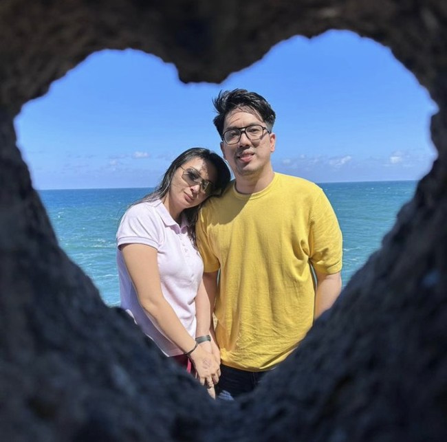 Setelah 10 tahun menjadi janda, artis kelahiran 1979 ini pun kembali mengumumkan pasangan hidupnya. Sang suami, Arman Wosi pun diketahui adalah seorang musisi. Foto: Dok. Instagram