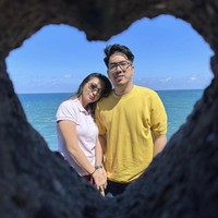 Setelah 10 tahun menjadi janda, artis kelahiran 1979 ini pun kembali mengumumkan pasangan hidupnya. Sang suami, Arman Wosi pun diketahui adalah seorang musisi. Foto: Dok. Instagram