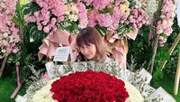 Denise diketahui juga memiliki bisnis toko bunga. Toko bunga miliknya ini bernama Fleur De DC. Foto: Instagram @denisechariesta91