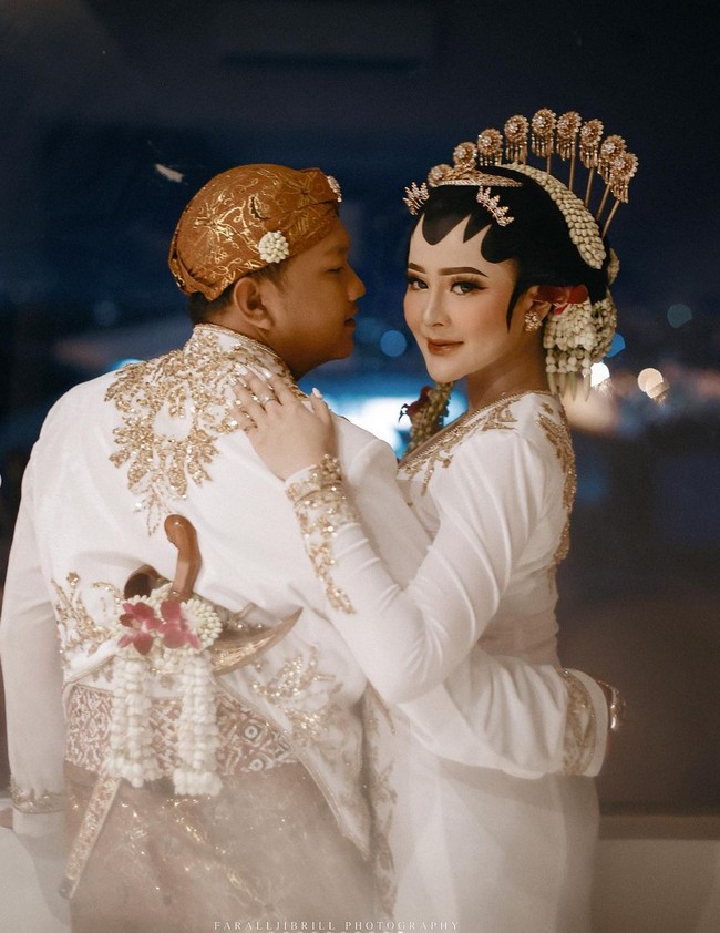 Sanggul Jawa klasik dihiasi ronce melati yang diberi aksen bunga anggrek sehingga mempermanis penampilan. Foto: Instagram/@faralljibrill_official