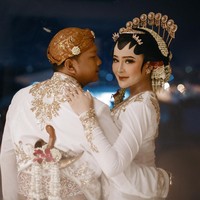 Sanggul Jawa klasik dihiasi ronce melati yang diberi aksen bunga anggrek sehingga mempermanis penampilan. Foto: Instagram/@faralljibrill_official