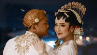 Tampak Bella mengenakan kebaya kutu baru dengan bordiran dan payet emas yang menghiasi tepian kain dari leher hingga ujung lengannya. Sementara itu, Denny tampil gagah dengan blangkon yang menghiasa kepalanya. (Foto: Instagram @faralljibrill_official)