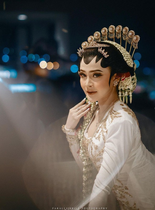 Pulasan lipstik merah kecoklatan mempercantik sekaligus memberi nuansa klasik pada penampilannya. Makeup Jawa klasik dikreasikan oleh penata rias Asri Leksono dari Paras Asri Wedding. Foto: Instagram/@faralljibrill_official