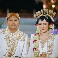 Sosok Bella Bonita sebagai mempelai wanita jadi sorotan. Memakai busana dan riasan adat Jawa lengkap dengan paes, model dan selebgram ini tampil manglingi. Foto: Instagram/@faralljibrill_official