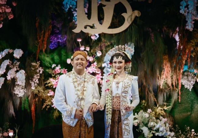 Denny Caknan dan Bella Bonita menikah di Madiun, Jawa Timur, mengenakan busana pengantin adat Jawa. Keduanya memilih baju putih dengan bawahan kain batik prada. Foto: Instagram/@faralljibrill_official