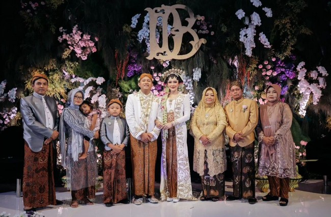 Denny Caknan mengungkap rangkaian pernikahan akan dilanjutkan dengan ngunduh mantu yang digelar di Ngawi pada 18 Agustus 2023.  Foto: Instagram/@faralljibrill_official