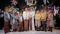 Netizen menyebut, kembar mayang tak diangkat di atas kepala itu berkaitan dengan mempelai perempuan yang sedang berbadan dua atau hamil saat melangsungkan pernikahan. Wedding Organizer (WO) akad nikah Denny Caknan-Bella Bonita justru senang dengan ribut-ribut netizen soal kembang mayang karena dengan begitu budaya atau adat nikahan Jawa justru terkenal. Foto: Instagram/@faralljibrill_official
