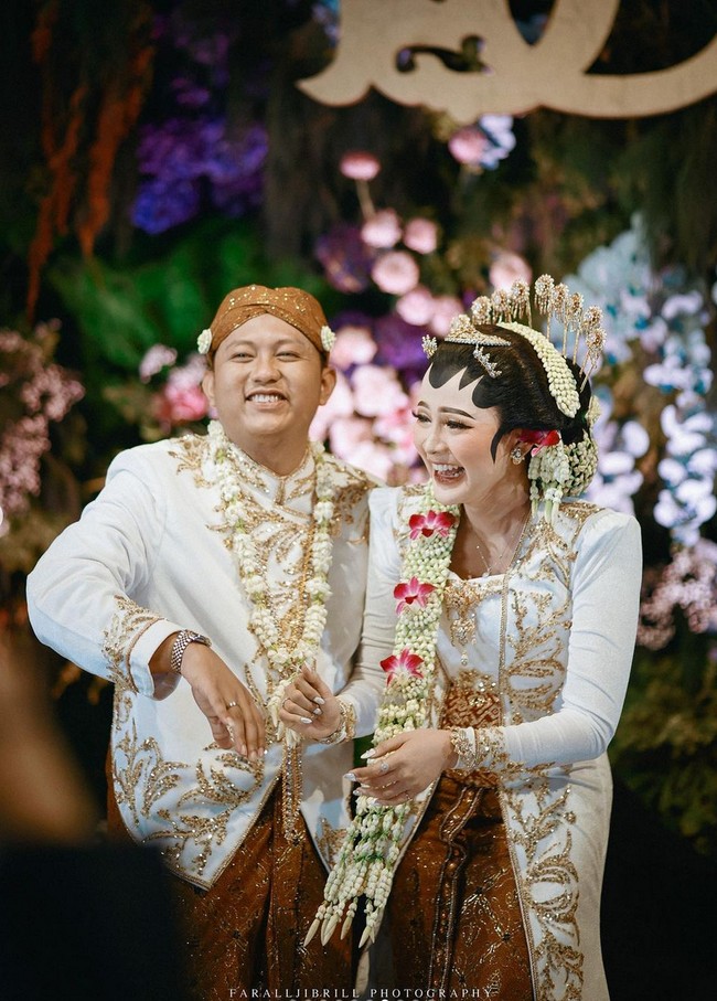 Bella Bonita tampak mengenakan kebaya kutu baru dengan bordiran dan payet emas menghiasi tepian kain dari leher, bagian bawah hingga ujung lengan. Foto: Instagram/@faralljibrill_official