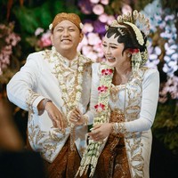 Bella Bonita tampak mengenakan kebaya kutu baru dengan bordiran dan payet emas menghiasi tepian kain dari leher, bagian bawah hingga ujung lengan. Foto: Instagram/@faralljibrill_official