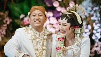 Sampai saat ini belum ada keterangan langsung dari Denny Caknan terkait alasan kembar mayang yang tidak diangkat di atas kepala. Yang jelas, Denny sudah merencanakan bulan madu dan rilis lagu spesial yang dipersembahkan untuk istri tercinta. Foto: Instagram/@faralljibrill_official