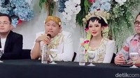 Ingar bingar akad nikah Denny Caknan-Bella Bonita itu rupanya belum selesai. Kini netizen riuh meributkan posisi kembar mayang yang tidak diangkat di atas kepala saat akad nikah. (Foto: Sugeng Harianto/detikJatim)