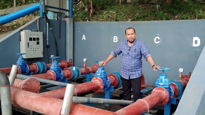 Direktur Teknik PDAM Ake Gaale Kota Ternate Maslan Deis saat memantau Intake di kawasan Danau Ngade, Kecamatan Ternate Selatan.