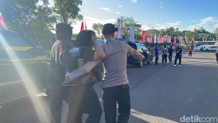 Fans PSM Makassar terlibat bentrok di Stadion BJ Habibie Parepare.