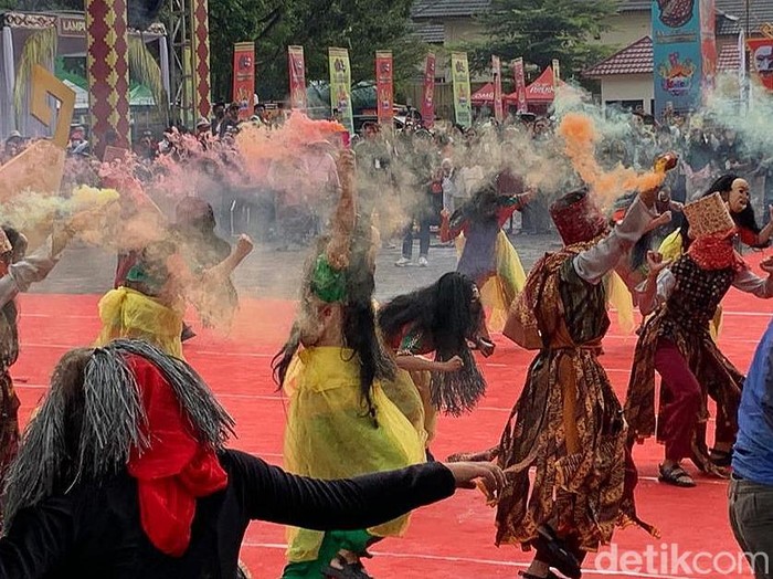 Pawai Karnaval Budaya Topeng Tradisional Mask Land Lampung.